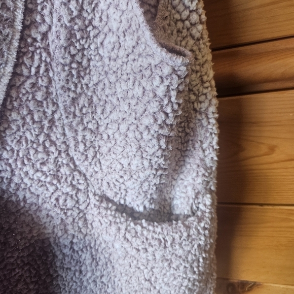 UGG Koolaburra purple faux fur long open vest with side pockets. XL - Picture 7 of 8